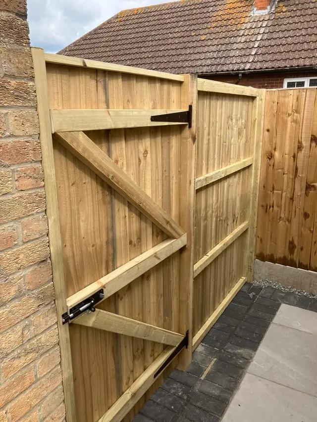 Ledged and braced side gate