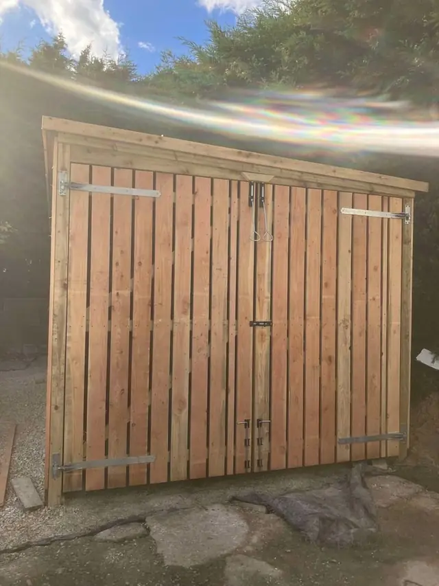 Double-door bin store
