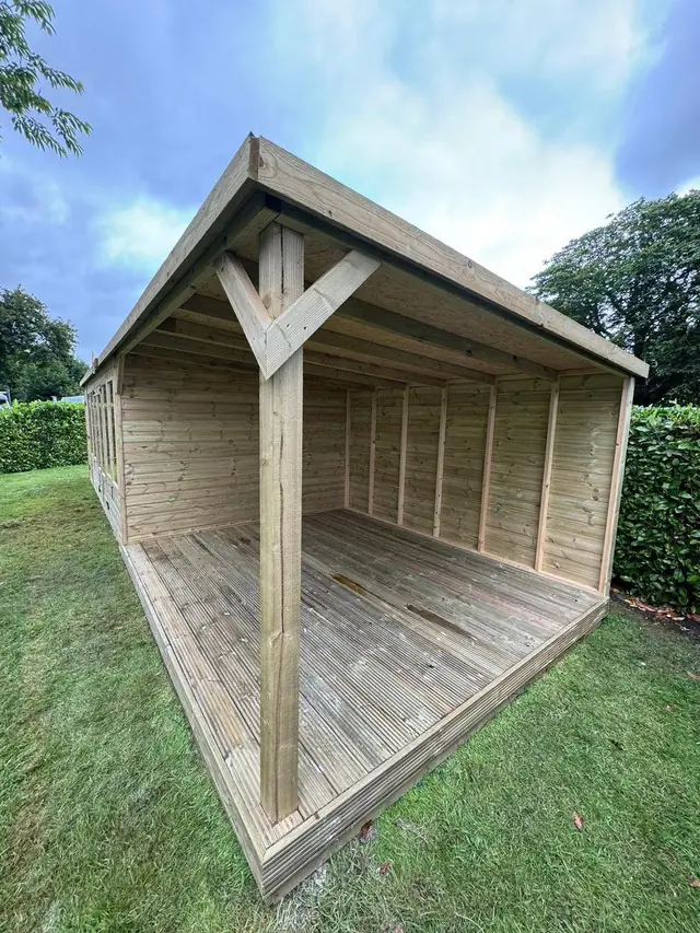 Open-fronted garden shelter