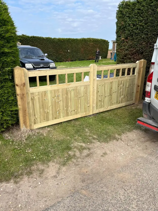 Picket-style driveway gates