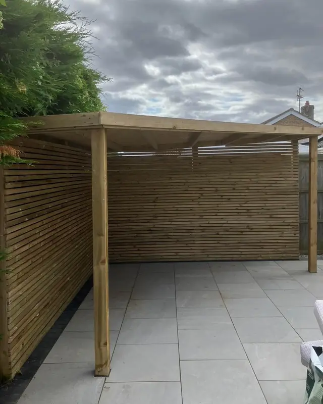 Open-fronted timber shelter