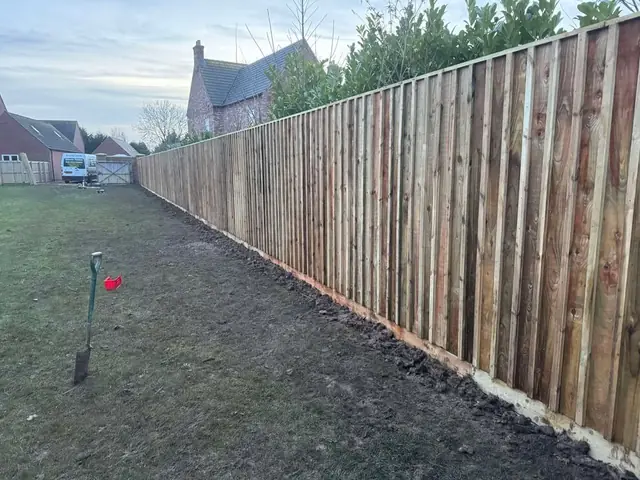 Continuous closeboard fencing