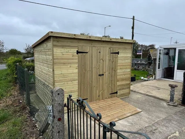 Pent shed with decked step