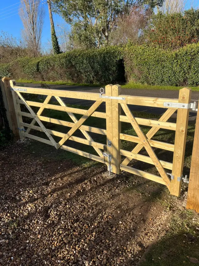 Five-bar gates