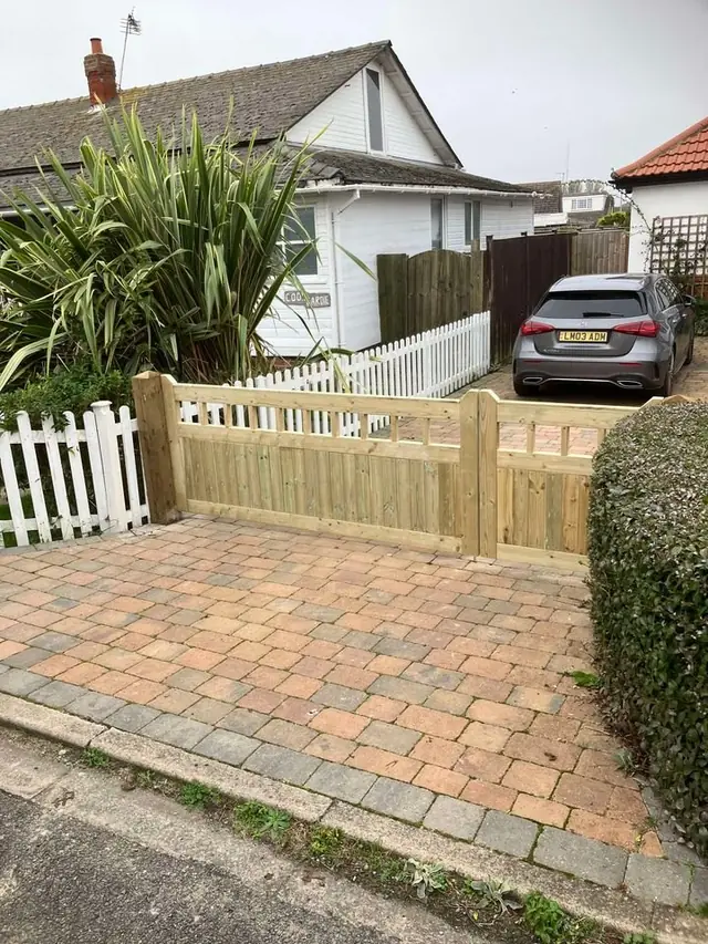 Picket fencing and gate on a front drive